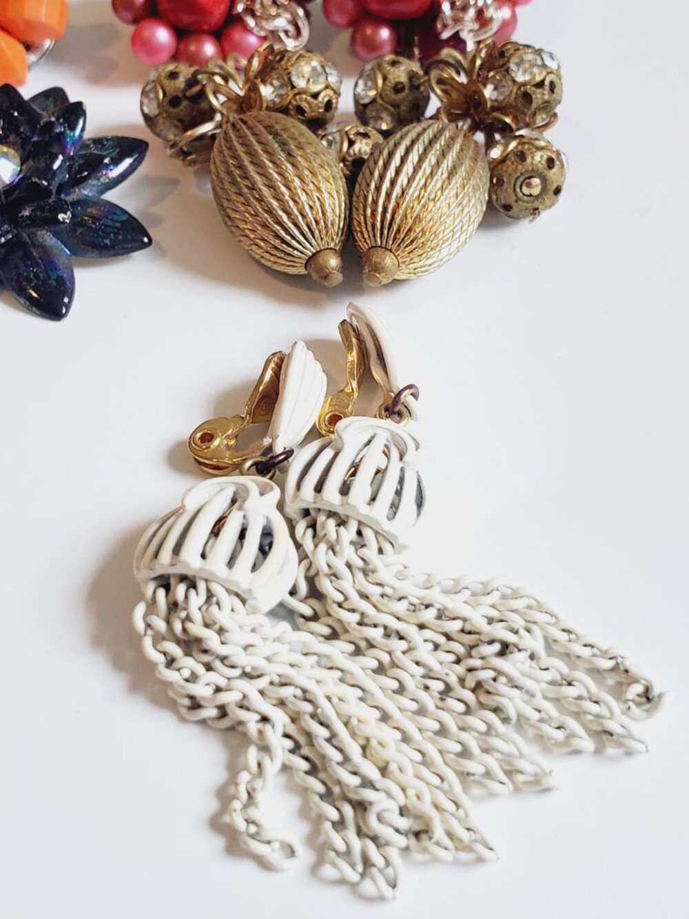 12 Pair of clip on Earrings, items # B 367-378, . wt. 144 grams,. - Picture 4 of 15